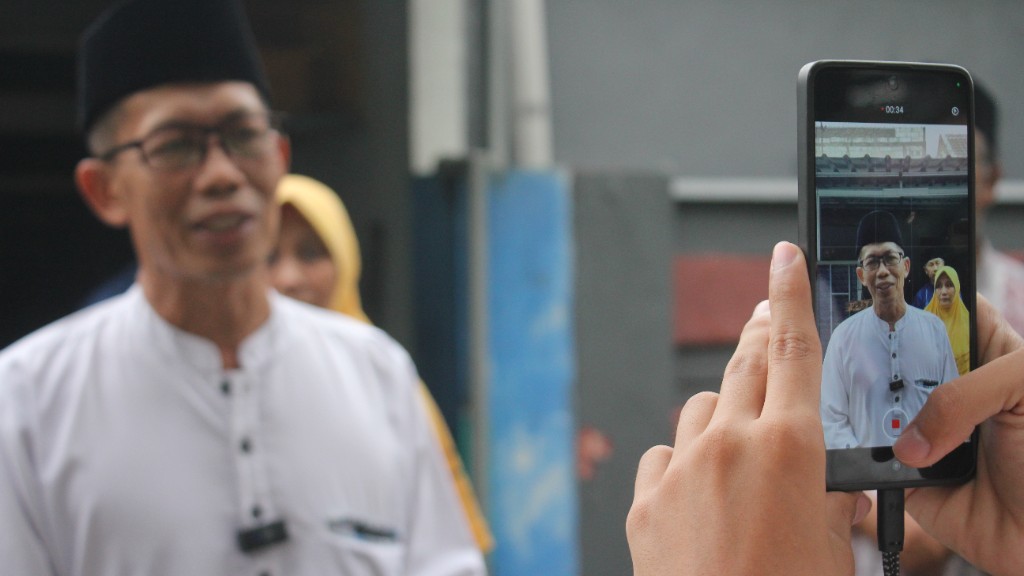 Peduli Atap Jebol Rumah Bapak Azis Jamaah Masjid Al-Huda